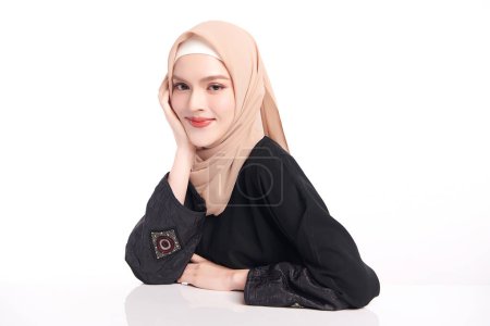 Foto de Hermosa joven mujer musulmana asiática usando un hijab beige sobre fondo blanco, Retrato de belleza árabe. - Imagen libre de derechos