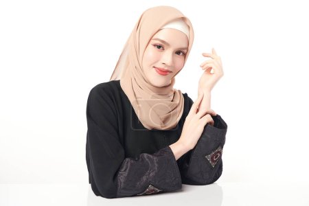Téléchargez les photos : Belle jeune femme musulmane asiatique portant un hijab beige sur fond blanc, Portrait de Beauté Arabe. - en image libre de droit