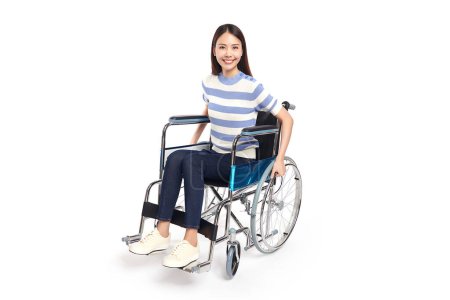 Téléchargez les photos : Belles jeunes femmes asiatiques avec un sourire heureux dans un fauteuil roulant sur fond blanc, concept de soins de santé, accident, assurance, assurance vie, bien-être, hôpital. - en image libre de droit