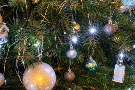 Téléchargez les photos : Gros plan d'un arbre de Noël avec des boules et des décorations lumineuses avec des étoiles de lumière - en image libre de droit
