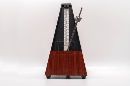 Téléchargez les photos : Old fashioned musical metronome isolated on a white background - en image libre de droit