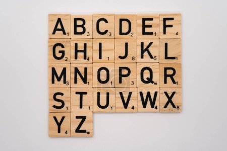 Holzfliesen ABC-Buchstaben als Alphabet angeordnet