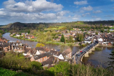 Téléchargez les photos : Une vue de High Town à Bridgnorth dans le Shropshire, au Royaume-Uni, vers Low Town et la rivière Severn ci-dessous - en image libre de droit