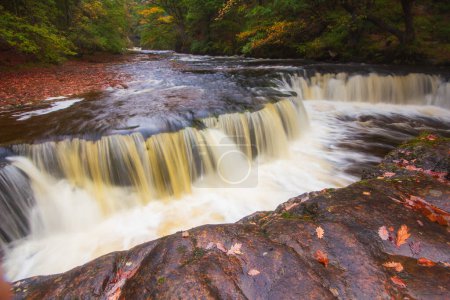 Malerischer Wasserfall im Vale of Neath, South Wales, Großbritannien, schnell fließende Wasserfälle über Felsen