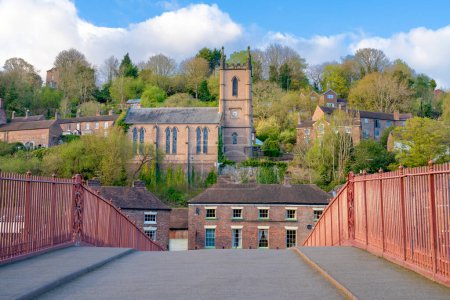 Vue de l'autre côté du pont à Ironbridge, Shropshire, Royaume-Uni vers la ville. Avec l'église en arrière-plan