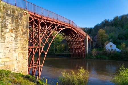 Téléchargez les photos : Le pont de fer sur la rivière Severn à Ironbridge, Shropshire, Royaume-Uni un soir de printemps - en image libre de droit