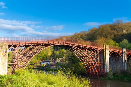 Le pont de fer sur la rivière Severn à Ironbridge, Shropshire, Royaume-Uni un soir de printemps