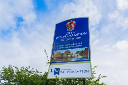 Téléchargez les photos : Wolverhampton, Royaume-Uni 11 avril 2024 : Bienvenue à Wolverhampton panneau de signalisation, y compris le logo pour l'Université de Wolverhampton - en image libre de droit