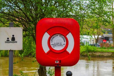 Rot-weißer Rettungsring am Ufer des Flusses Severn in Bridgnorth, Shropshire, Großbritannien