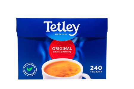 Téléchargez les photos : Wolverhampton, Royaume-Uni 12 avril 2024 : Tetley sachets de thé standard isolés sur blanc et comprend un masque de coupe pour une sélection facile - en image libre de droit