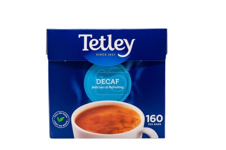 Téléchargez les photos : Wolverhampton, Royaume-Uni 12 avril 2024 : Tetley Decaf sachets de thé isolés sur blanc et comprend un masque de coupe pour une sélection facile - en image libre de droit