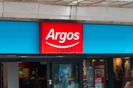 Foto de Birmingham, Reino Unido 16 de abril de 2024: Señal exterior de la tienda de catálogos con sede en el Reino Unido, Argos - Imagen libre de derechos