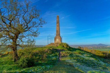 Sutherland Monument in Lilleshall, Shropshire, Großbritannien Gedenkobelisk mit dem Wrekin-Hügel im Hintergrund