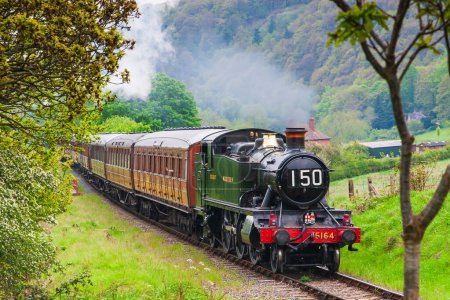 Téléchargez les photos : Train à vapeur vintage numéro 150 approchant de la gare d'Arley sur le chemin de fer Severn Valley, Worcestershire, Royaume-Uni - en image libre de droit