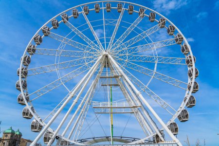 Foto de Large White Ferris Wheel with a blue sky - Imagen libre de derechos