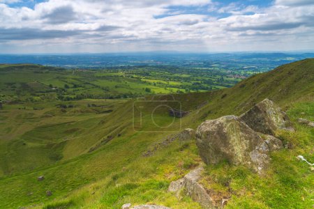 Vista desde la cumbre de Titterstone Clee mirando sobre los campos y el campo de Shropshire, Reino Unido hacia la frontera galesa