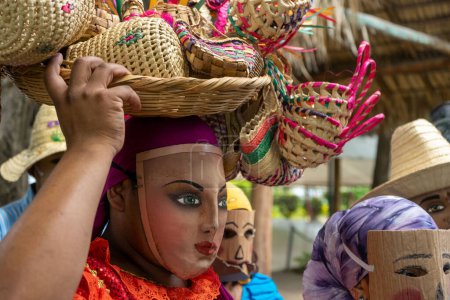 Gente irreconocible disfrazada participando en el tradicional festival de Masaya conocido como Torovenado