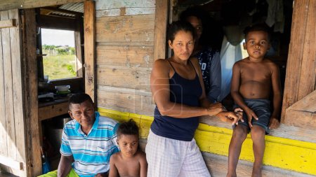 Téléchargez les photos : Toute la famille indigène devant sa maison en bois dans les Caraïbes d'Amérique centrale, Amérique latine, Nicaragua - en image libre de droit