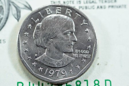 Der Susan B. Anthony-Dollar, amerikanische 1 $1 Silber-Dollar-Serie 1979 zeigt Suzie Anthony, Frauenrechtsaktivistin in der Wahlrechtsbewegung, alte USA-Retro-Münze auf USD-Banknote