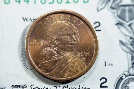 Téléchargez les photos : La série dorée Sacagawea dollar 2000, américaine 1 $pièce d'un dollar 2000 dispose d'un profil de Sacagawea avec son enfant, Jean Baptiste Charbonneau, vintage rétro vieille pièce de monnaie des États-Unis sur un billet de USD - en image libre de droit