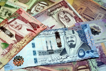 Foto de Arabia Saudita riales billetes de dinero colección de diferentes tiempos y valores cuentan con retratos de Al Saud reyes de Arabia Saudita, enfoque selectivo de la moneda saudita, vintage retro, economía del golfo - Imagen libre de derechos