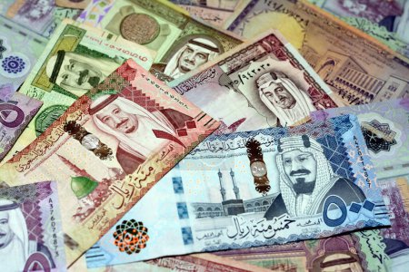 Foto de Arabia Saudita riales billetes de dinero colección de diferentes tiempos y valores cuentan con retratos de Al Saud reyes de Arabia Saudita, enfoque selectivo de la moneda saudita, vintage retro, economía del golfo - Imagen libre de derechos