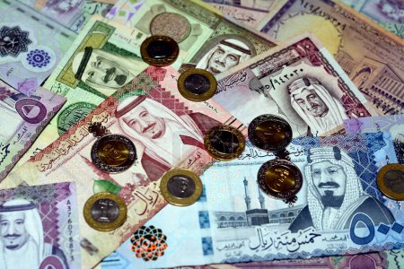 Foto de Arabia Saudita riales billetes de dinero y monedas colección de diferentes tiempos y valores cuentan con retratos de Al Saud reyes de Arabia Saudita, vintage retro de billetes y monedas saudíes, dinero del golfo de edad - Imagen libre de derechos