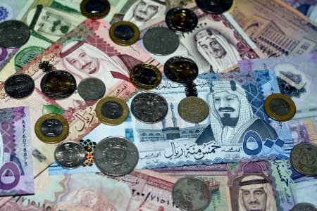 Foto de Arabia Saudita riales billetes de dinero y monedas colección de diferentes tiempos y valores cuentan con retratos de Al Saud reyes de Arabia Saudita, vintage retro de billetes y monedas saudíes, dinero del golfo de edad - Imagen libre de derechos