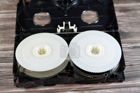 Foto de VHS cinta de vídeo desde el interior con la carcasa delantera eliminado mostrando la fuente y tomar carretes y está hecho de plástico que se utilizó en grabadoras de vídeo, estilo retro antigua cinta de vídeo obsoleta - Imagen libre de derechos