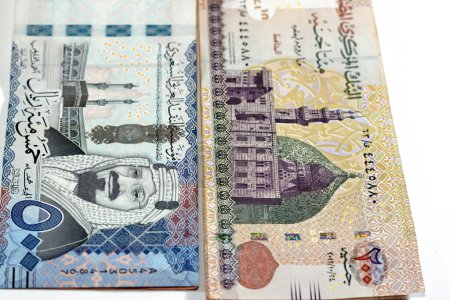 Foto de Billete en efectivo de quinientos riales de Arabia Saudita 500 SAR cuenta con el rey AbdulAziz Al Saud y Kabaa con 200 LE EGP doscientas libras egipcias cuenta con la mezquita de Qani Bay, tipo de cambio - Imagen libre de derechos