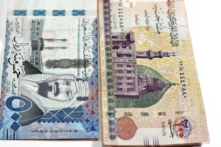 Foto de Billete en efectivo de quinientos riales de Arabia Saudita 500 SAR cuenta con el rey AbdulAziz Al Saud y Kabaa con 200 LE EGP doscientas libras egipcias cuenta con la mezquita de Qani Bay, tipo de cambio - Imagen libre de derechos