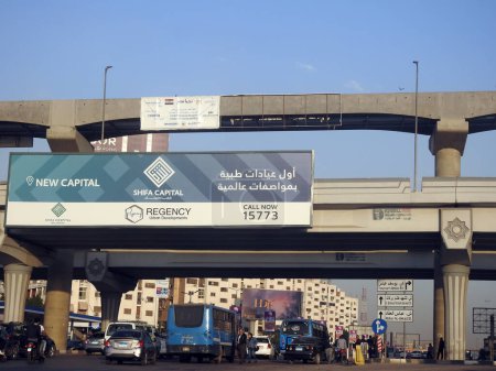 Foto de El Cairo, Egipto, 30 de noviembre de 2022: Un sitio de construcción de Egipto: nuevos proyectos de monorraíl al este del Nilo El Cairo sistema de transporte aéreo con columnas y pistas circulares de acero y hormigón - Imagen libre de derechos