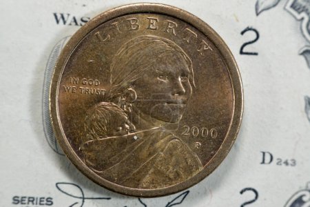 Téléchargez les photos : La série dorée Sacagawea dollar 2000, américaine 1 $pièce d'un dollar 2000 dispose d'un profil de Sacagawea avec son enfant, Jean Baptiste Charbonneau, vintage rétro vieille pièce de monnaie des États-Unis sur un billet de USD - en image libre de droit
