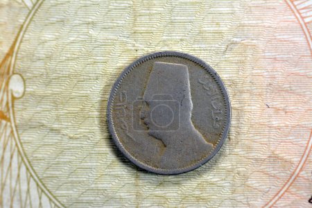 Téléchargez les photos : Round old Egyptian coin of two 2 milliemes series 1929 AD 1348 AH features king Fuad I of Egypt on obverse side and value with date on the reverse side, vintage retro old Egyptian coin - en image libre de droit