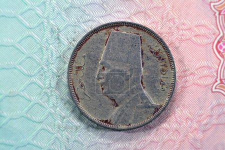 Téléchargez les photos : Vintage retro old and ancient historic 5 five Egyptian milliemes coin series 1933 AD 1352 AH features bust of king Fuad I of Egypt on obverse side and value and date on reverse side, old coin - en image libre de droit