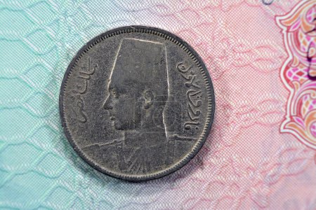 Téléchargez les photos : Round metal ten Egyptian milliemes series 1941 AD 1360 AH features bust of King Farouk I of Egypt on obverse side and value and date on reverse side, ancient old historic coin of kingdom of Egypt - en image libre de droit