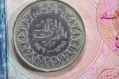 Foto de Ancient old ten 10 Egyptian piasters coin at the era of king Farouk I features value and kingdom of Egypt on a side and a bust of King Farouk the 1st on the other side, vintage retro coin 1939 AD - Imagen libre de derechos