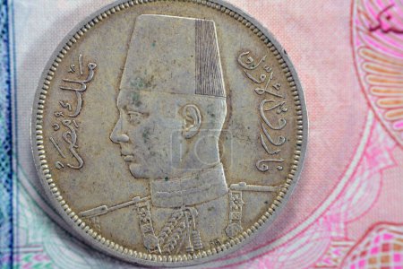 Téléchargez les photos : Ancient old ten 10 Egyptian piasters coin at the era of king Farouk I features value and kingdom of Egypt on a side and a bust of King Farouk the 1st on the other side, vintage retro coin 1939 AD - en image libre de droit