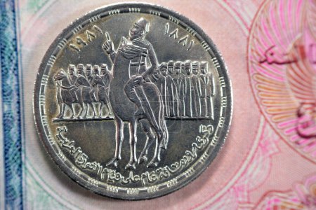 Foto de One Egyptian pound 1 LE EGP commemorative coin, Ahmed Orabi's 100th Anniversary Revolution 1881 AD, series 1981 AD 1402 AH, revolt man on a horse with followers on a side, value and date on other side - Imagen libre de derechos