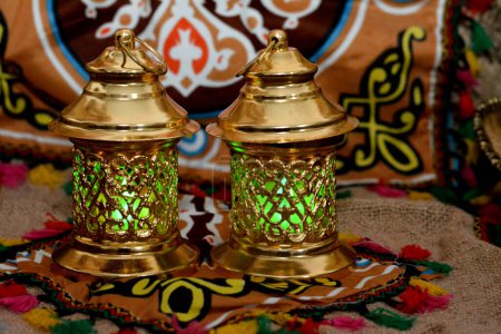 Téléchargez les photos : Ramadan Lantern lamp or Fanous Ramadan as a festive celebration of the Islamic fasting days in Arabian Islamic countries, religion holy fast days among Muslims, selective focus - en image libre de droit