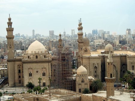 Téléchargez les photos : Cairo, Egypt, January 7 2023: Sultan Hassan and Al Rifa'i Mosques in old Cairo city Citadel square, very famous Islamic mosques in Egypt and very close to each other, selective focus and foggy view - en image libre de droit