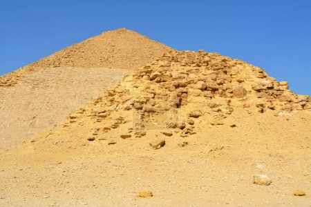 Foto de The satellite and the bent pyramids, Satellite one is located 55 meters south to the bent pyramid of king Sneferu, 26 meters in height and 52.80 meters in length and the bent's height is 104 meters - Imagen libre de derechos