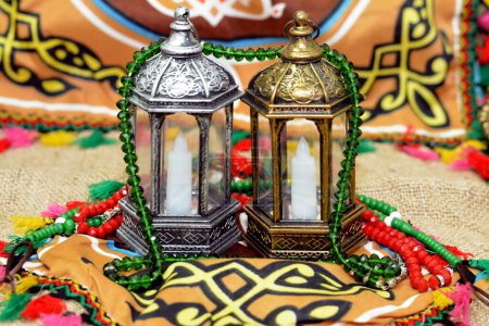 Téléchargez les photos : Lampe lanterne Ramadan ou Ramadan fanatique sur fond de Ramadan comme célébration festive des jours de jeûne islamique dans les pays arabes islamiques, religion jours de jeûne sacré parmi les musulmans, accent sélectif - en image libre de droit