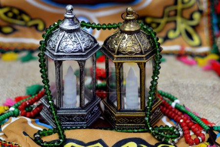 Téléchargez les photos : Lampe lanterne Ramadan ou Ramadan fanatique sur fond de Ramadan comme célébration festive des jours de jeûne islamique dans les pays arabes islamiques, religion jours de jeûne sacré parmi les musulmans, accent sélectif - en image libre de droit