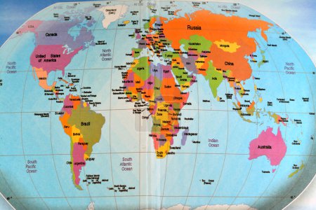 Foto de Mapa colorido del mundo con todos los continentes África, Europa, Asia, América del Norte, América del Sur, Australia y la Antártida con los océanos Atlántico e Índico y los mares, Viajes, educación, concepto mundial - Imagen libre de derechos