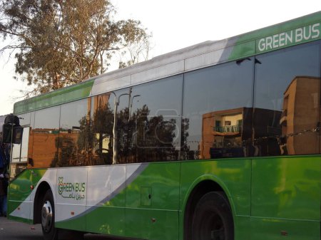Foto de El Cairo, Egipto, 8 de marzo de 2023: El autobús verde para el transporte masivo de pasajeros dentro de El Cairo, Un proyecto de la Autoridad de Transporte Público con disponibilidad de Internet y aire acondicionado - Imagen libre de derechos