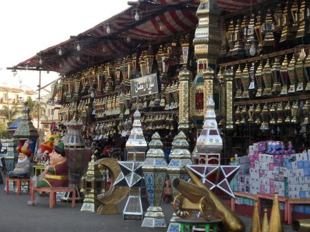 Foto de El Cairo, Egipto, 8 de marzo de 2023: Los eventos festivos en las calles egipcias antes del Ramadán El mes de ayuno para los musulmanes con muchas linternas, lámparas, khayamiya, fanáticos, fanos, semilunas, estrellas, decoración de cañones de iftar - Imagen libre de derechos