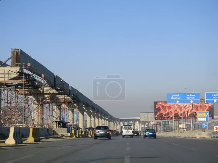 Foto de El Cairo, Egipto, 11 de marzo de 2023: sitio de monorraíl de El Cairo que está en construcción por la compañía Orascom con las columnas y las vías en la ciudad de Nuevo Cairo, sistema de tránsito rápido, conductor más largo menos monorraíl - Imagen libre de derechos