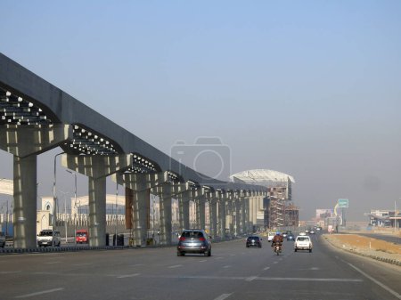 Foto de El Cairo, Egipto, 11 de marzo de 2023: sitio de monorraíl de El Cairo que está en construcción por la compañía Orascom con las columnas y las vías en la ciudad de Nuevo Cairo, sistema de tránsito rápido, conductor más largo menos monorraíl - Imagen libre de derechos
