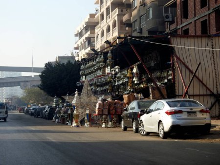 Foto de El Cairo, Egipto, 11 de marzo de 2023: Los eventos festivos en las calles egipcias antes del Ramadán El mes de ayuno de los musulmanes con muchas linternas, lámparas, khayamiya, fanáticos, fanos, semilunas, estrellas, decoración de cañones de iftar - Imagen libre de derechos